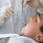 Criança em consulta com o dentista
